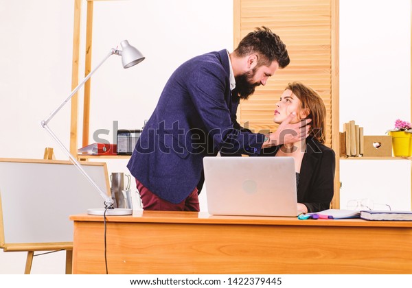 仕事仲間との密接な結合を形成する 職場の事 ボスと秘書が甘い浮気をしてる 髭を生やした男とセクシーな女性の浮気 二人は仕事で浮気をしている の写真素材 今すぐ編集
