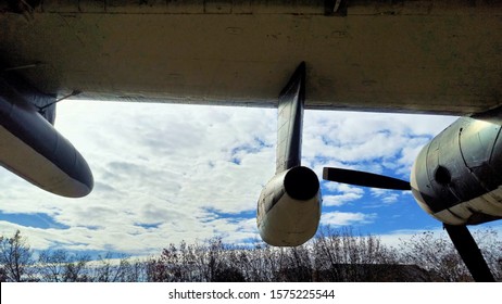 Fort Bragg, North Carolina USA 11/29/2019 Vintage U.S. Military Aircraft Displayed At The 82nd Airborne Division War Memorial Museum, Editorial Content.