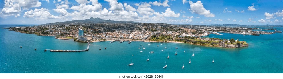 Panorama del horizonte del Fuerte de Francia en Martinica, Francia. Fort de France es una comuna y la capital de Martinica, un departamento de ultramar y región de Francia ubicada en el Caribe.