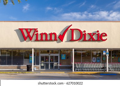 FORT LAUDERDALE, FLA/USA - APRIL 13, 2017: Winn-Dixie retail grocery store exterior. Winn-Dixie Stores, Inc. is an American supermarket chain.
