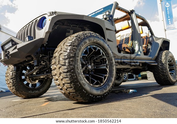 Fort Lauderdale, Florida / USA - 10/31/2020:\
Custom, modified, lifted and flex painted four and six wheel drive\
jeeps with fat off roading tires, led lights, wenches and rented\
rims at the boat show.