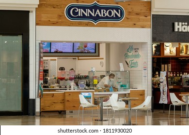 Fort Lauderdale, Florida / USA - 8/28/2020: An Employee Cleaning The Plexiglas Covid 19 Coronavirus Splash Shield With A Ammonia Alcohol Based Disinfectant Cleaner For Sanitary Protection In Mall.  