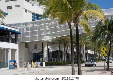 Fort Lauderdale, Florida, USA - April 7, 2015: The Ritz Carlton Hotel In Fort Lauderdale With Private Bridge To The Beach 