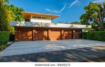 Fort Lauderdale, Florida USA - August 12, 2015: Beautiful Contemporary Style Waterfront Home In The Historic Las Olas Residential District Of Fort Lauderdale.