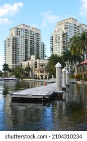 Fort Lauderdale, Florida, USA - December 5, 2021: Boat Pier And High Rise Buildings Along Fort Lauderdale Riverwalk Outdoor Park Famous For Sunday Jazz Brunch Events Held First Sunday Of Each Month.