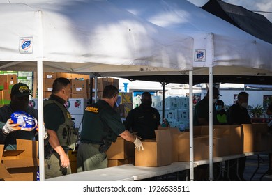 Fort Lauderdale, Florida, USA - February 27, 2021: Broward Sheriff's Office BSO And Feeding South Florida Are Contributing The Collaboration Mission Of Fighting Hunger In South Florida. Drive-thru.