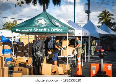 Fort Lauderdale, Florida, USA - February 27, 2021: Broward Sheriff's Office BSO And Feeding South Florida Are Contributing The Collaboration Mission Of Fighting Hunger In South Florida. Drive-thru.