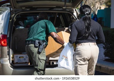 Fort Lauderdale, Florida, USA - February 27, 2021: Broward Sheriff's Office BSO And Feeding South Florida Are Contributing The Collaboration Mission Of Fighting Hunger In South Florida. Drive-thru.