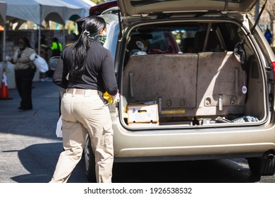 Fort Lauderdale, Florida, USA - February 27, 2021: Broward Sheriff's Office BSO And Feeding South Florida Are Contributing The Collaboration Mission Of Fighting Hunger In South Florida. Drive-thru.