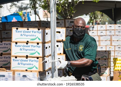 Fort Lauderdale, Florida, USA - February 27, 2021: Broward Sheriff's Office BSO And Feeding South Florida Are Contributing The Collaboration Mission Of Fighting Hunger In South Florida. Drive-thru.