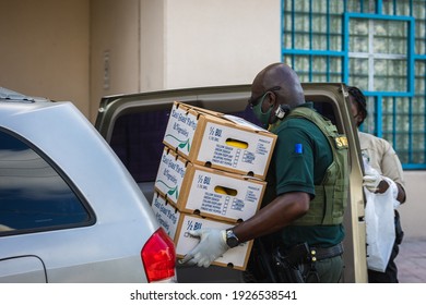 Fort Lauderdale, Florida, USA - February 27, 2021: Broward Sheriff's Office BSO And Feeding South Florida Are Contributing The Collaboration Mission Of Fighting Hunger In South Florida. Drive-thru.