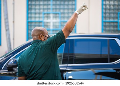 Fort Lauderdale, Florida, USA - February 27, 2021: Broward Sheriff's Office BSO And Feeding South Florida Are Contributing The Collaboration Mission Of Fighting Hunger In South Florida. Drive-thru.