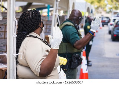 Fort Lauderdale, Florida, USA - February 27, 2021: Broward Sheriff's Office BSO And Feeding South Florida Are Contributing The Collaboration Mission Of Fighting Hunger In South Florida. Drive-thru.