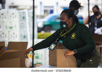 Fort Lauderdale, Florida, USA - February 27, 2021: Broward Sheriff's Office BSO And Feeding South Florida Are Contributing The Collaboration Mission Of Fighting Hunger In South Florida. Drive-thru.