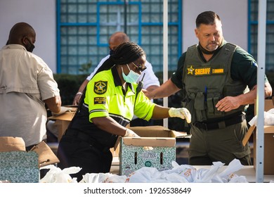 Fort Lauderdale, Florida, USA - February 27, 2021: Broward Sheriff's Office BSO And Feeding South Florida Are Contributing The Collaboration Mission Of Fighting Hunger In South Florida. Drive-thru.