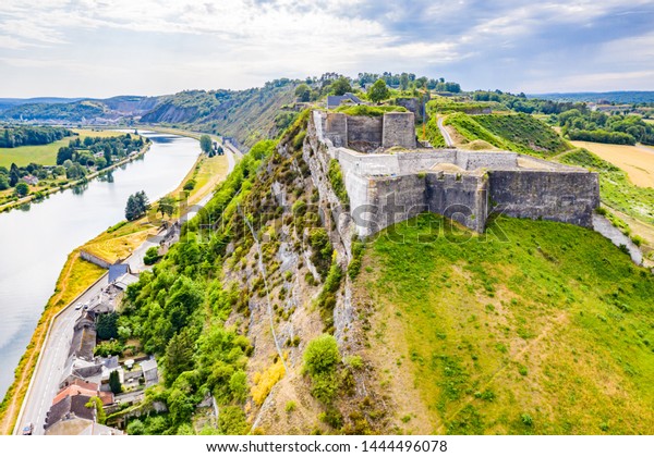 シャールモント要塞は ベルギー国境のギベットの町を守り 曲がりながらメーズ川を支配する アウトワークに囲まれたシタデル フランス北部のアルデンヌ省 の写真素材 今すぐ編集