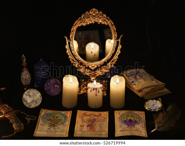 タロットカード 鏡 クリスタル ビンテージオブジェクトを使った占いの儀式 ハロウィーンのコンセプト 黒魔術の静物 呪術や密教の象徴を持つ魔女の呪文 占いの儀式 の写真素材 今すぐ編集