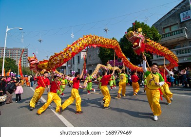 FOSHAN CITY-Dec 21: In order to meet the 2014 new year, dragon dance and lion dance teams performed at the Foshan square,attracted a large number of people to watch Dec 21, 2013 in Foshan, China