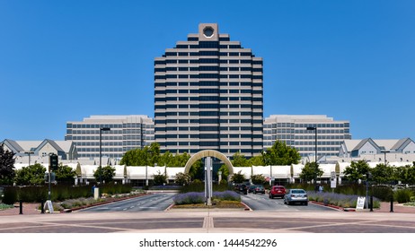 Foster City, CA/USA - July 7, 2019: Metro Center Shopping Center, The Largest Neighborhood Shopping Center In Foster City, California.