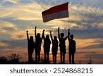 foto anak muda memegang bendera indonesia bersama