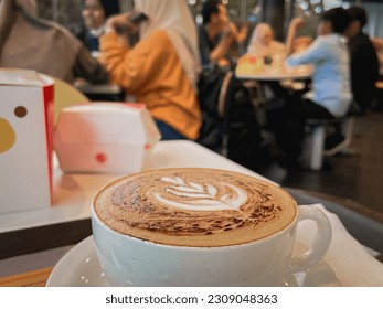 Foto kopi latte di McCafe, Bandung Jawa Barat Indonesia saat friend date