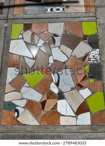 I found an irregular tiled wall one day.