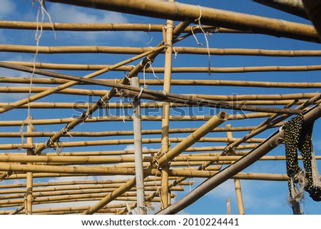 The foundation of the mass of bamboo stems that support the roof and are still under construction
