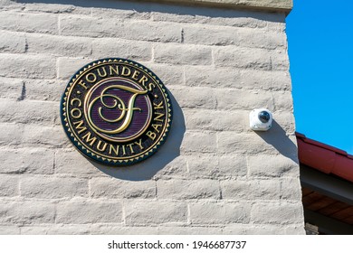 Founders Community Bank Sign, Logo At Bank Branch Facade. - Paso Robles, California, USA - 2021