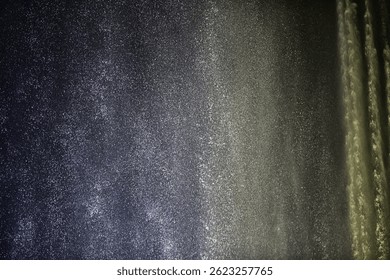 Fondo de la fuente, chorros de agua de una fuente multicolor que cambia de color sobre un fondo negro, fuente musical