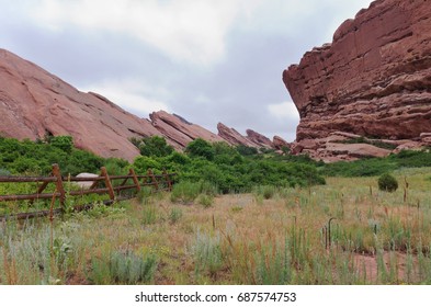fountain rock formation on trading post hiking trail in red rocks park in jefferson county colorado