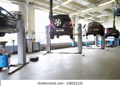 25,727 Mechanic with car on lift Images, Stock Photos & Vectors ...