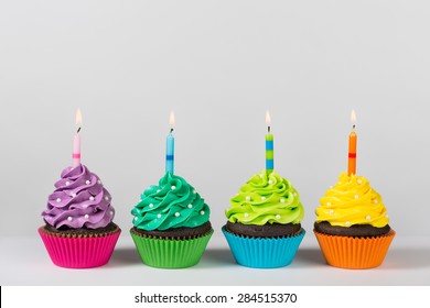 Gateau Anniversaire Fond Blanc Images Photos Et Images Vectorielles De Stock Shutterstock