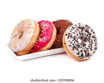 Vier Donuts und Untertasse einzeln auf weißem Hintergrund