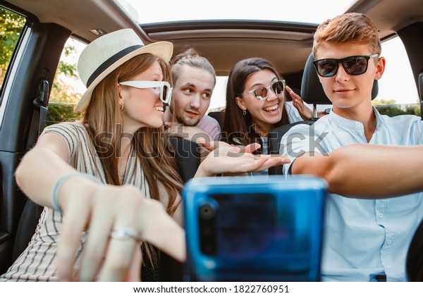 four friends in car\
navigation on phone