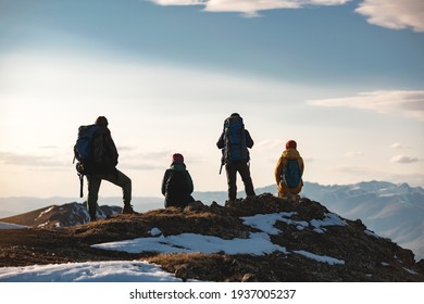 Vier Wanderer entspannen auf der Bergspitze