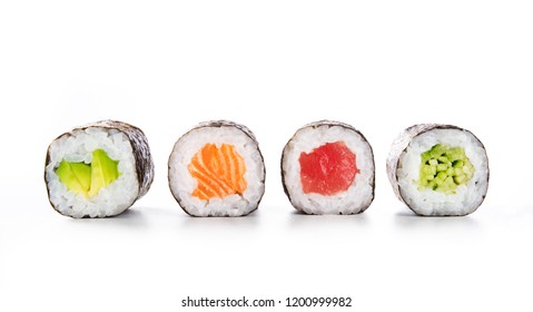 Cuatro rollos de maki seguidos con salmón, aguacate, atún y pepino aislados en fondo blanco. Piezas frescas de hosomaki con arroz y nori. Cierre de la deliciosa comida japonesa con rollo de sushi.