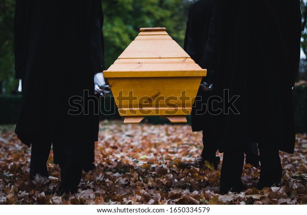 Four People Carry Coffin库存照片1650334579 | Shutterstock