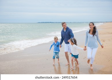 Four People Family Playing Beach Casual Stock Photo 249517654 | Shutterstock