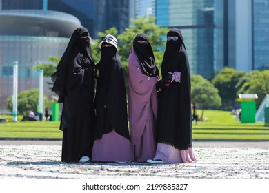 2,972 Women muslim wearing niqab Images, Stock Photos & Vectors ...