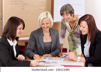 vier Frauen, die in einer Sitzung zusammenarbeiten