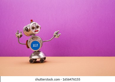 Vierrädriger Chat-Roboter auf violettem braunem Hintergrund. Silber-farbige Roboterrollenassistent mit blauem Schnittstellenaufbau. Kreatives Design-Steampunkspielzeug, Kopienraum