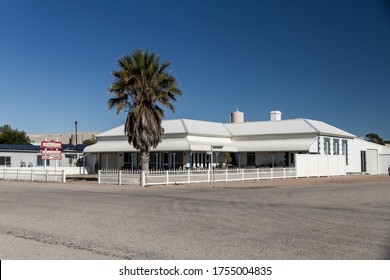 FOWLERS BAY - SOUTH AUSTRALIA - CIRCA JUNE 2020 - The Historic Court House And Police Station Of Fowlers Bay Now Converted Into Luxury Accommodation Flanks The Main Street Of The Tiny Remote Town. 