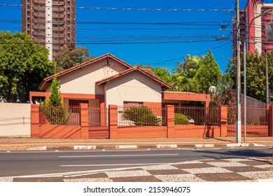 Foz Do Iguaçu - Paraná - Brasil - Apr 20 2022: Simple House In The Center Of Foz Do Iguaçu