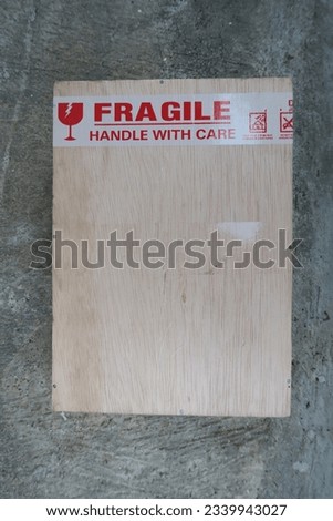 fragile Wooden box packing with breakable writing, don't slam it for caution in shipping goods