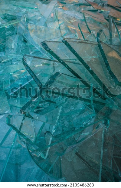 Fragments\
of flat glass panes in the recyclable\
container
