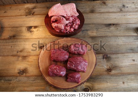Fraldinha. Flank cuts without fats and another board with the fats removed from the flank Foto stock © 