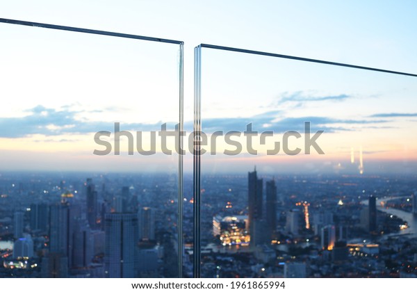Frameless laminated\
glass balcony three\
layer.