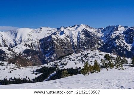 France, Ariege, Mountains Pyrenees, winter sports scene, skiers on the slopes