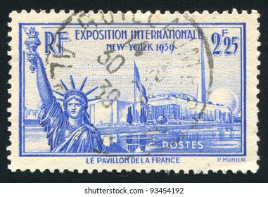 FRANCE - CIRCA 1939: Stamp Printed By France, Shows Statue Of Liberty, French Pavilion, Trylon And Perisphere, Circa 1939