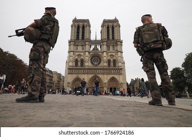 France. Paris 2016.09.04 The French Military On The Background Of Notre Dame Cathedral Look In Different Directions, Surrounded By Walking People And Tourists. Notre Dame De Paris.